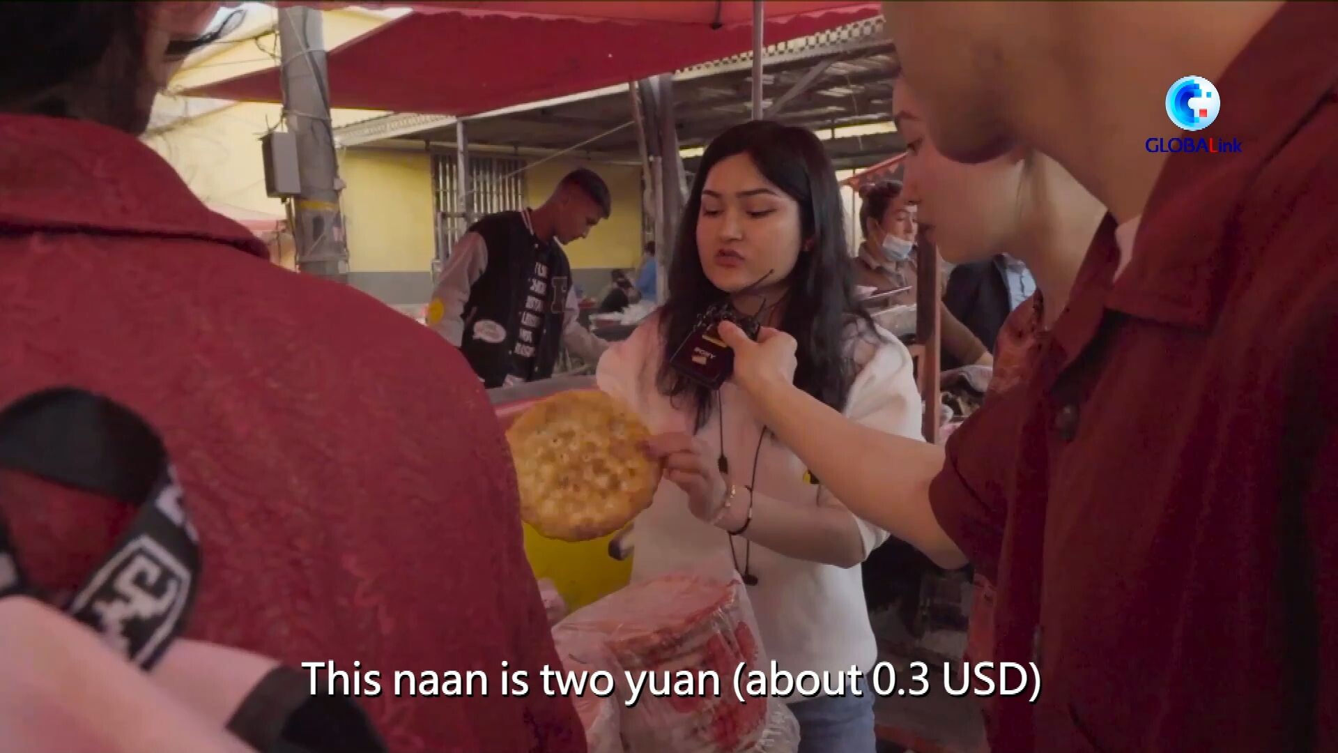 GLOBALink : เยือน 'ตลาดท้องถิ่น' ในซินเจียง อัดแน่นอาหารคาวหวาน