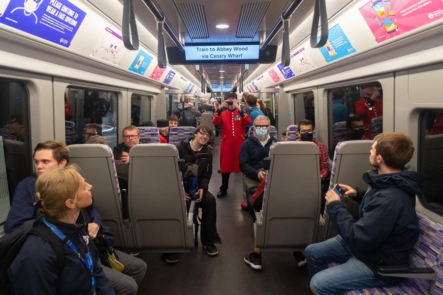 ลอนดอนเปิดรถไฟ 'สายเอลิซาเบธ' ประชาชนแห่ใช้บริการคึกคัก