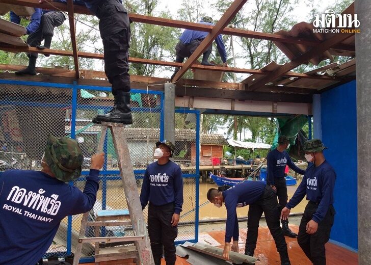 นาวิกโยธินตราด นำกำลังพลช่วยประชาชน ต.ไม้รูด เหตุพายุงวงช้างพัดถล่มบ้านเรือน