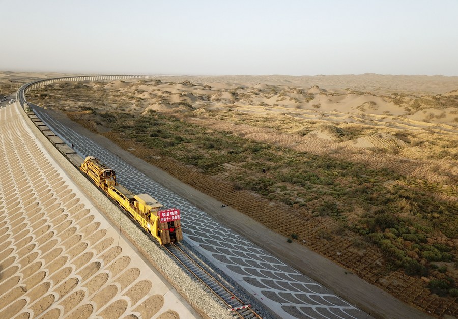 จีนสร้าง 'เกราะกันทราย' ตามแนว 'ทางรถไฟรอบทะเลทราย' ในซินเจียง
