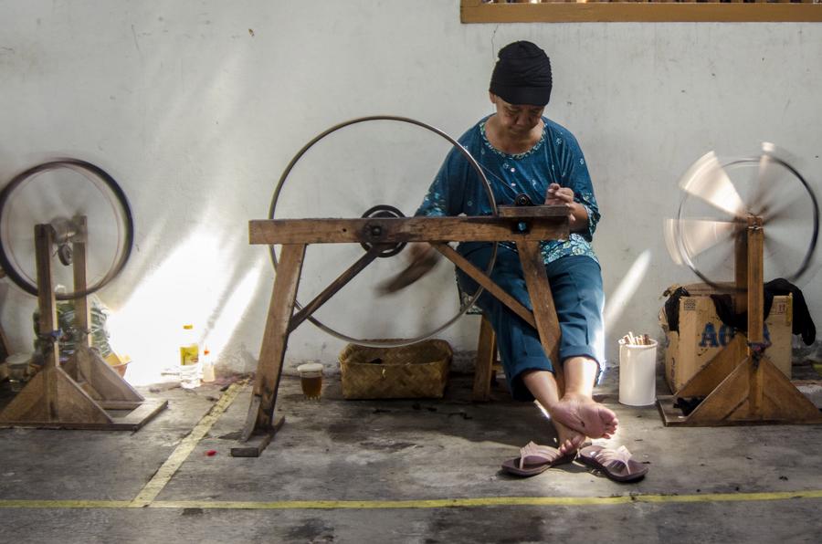 ส่องงานผลิต 'ลูริก' ผ้าทอดั้งเดิมของอินโดฯ