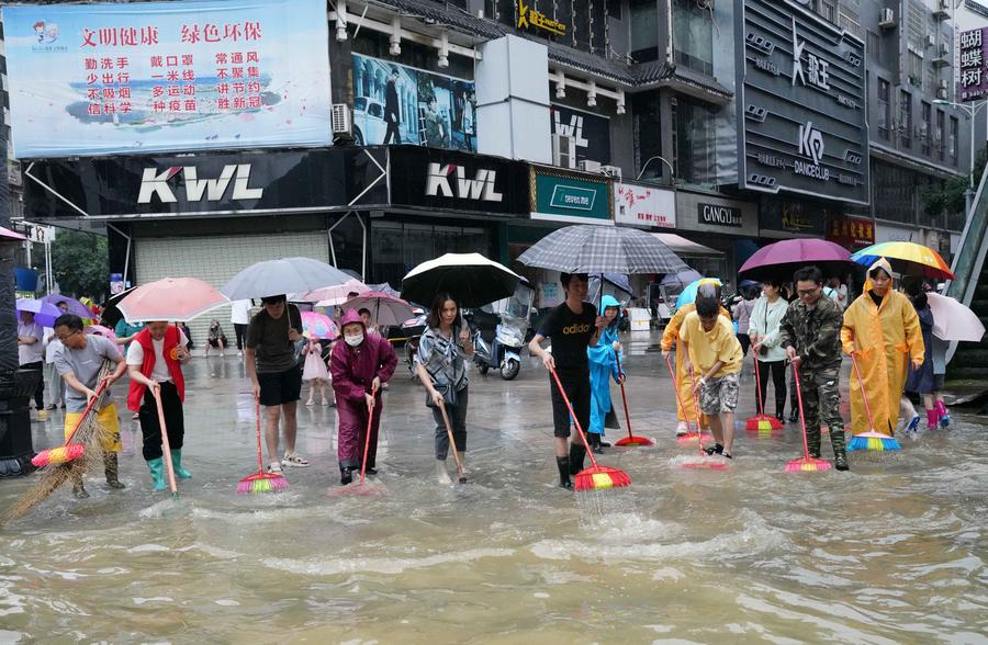 จีนเตือนภัย 'พายุฝน' ต่อเนื่อง หลังฝนกระหน่ำหลายพื้นที่