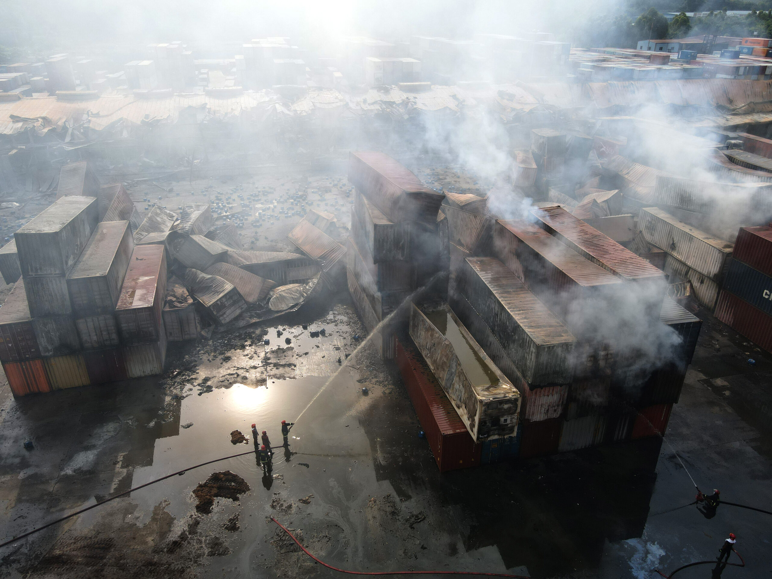 ซากความเสียหายเหตุ 'ไฟไหม้ตู้คอนเทนเนอร์' ในบังกลาเทศ
