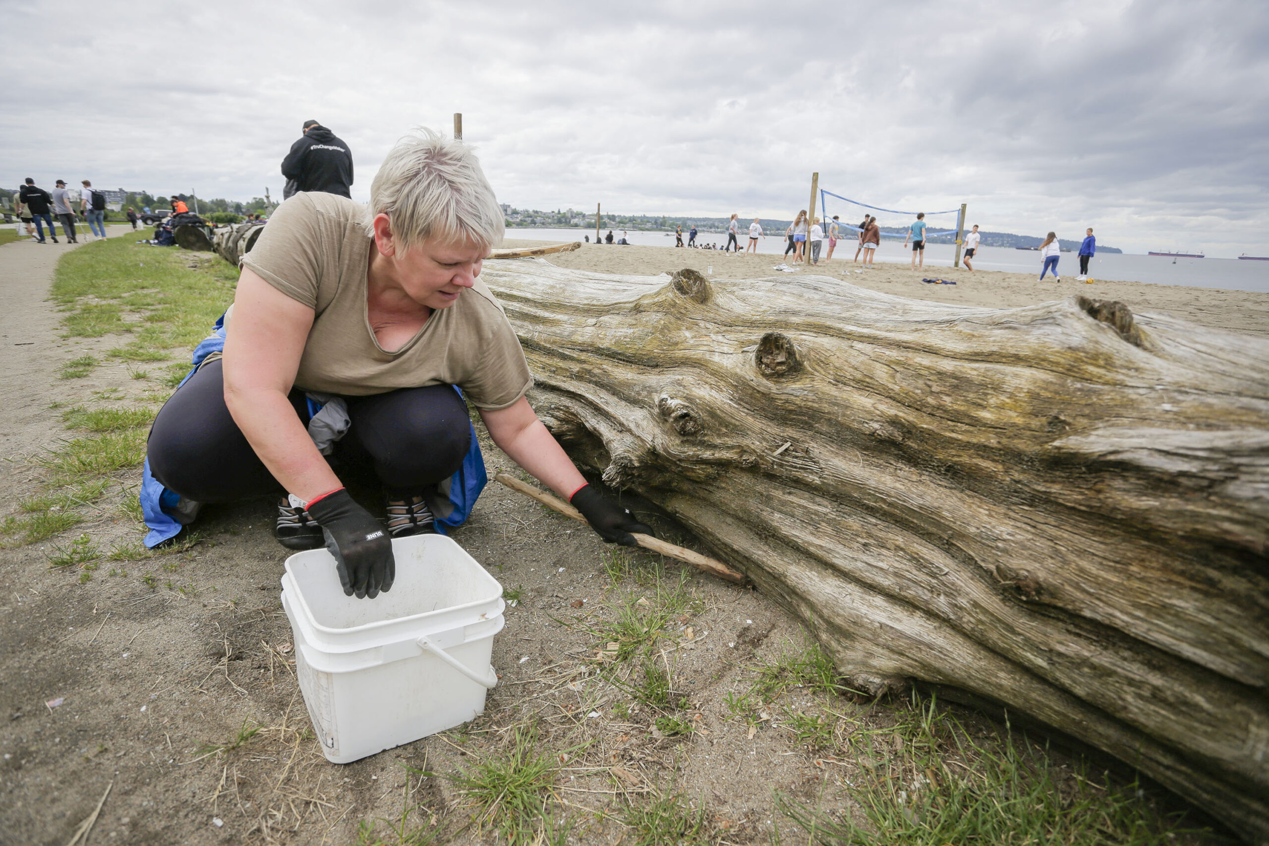 ชาวแคนาดาร่วมใจ 'เก็บขยะ' บนชายหาด รับวันมหาสมุทรโลก