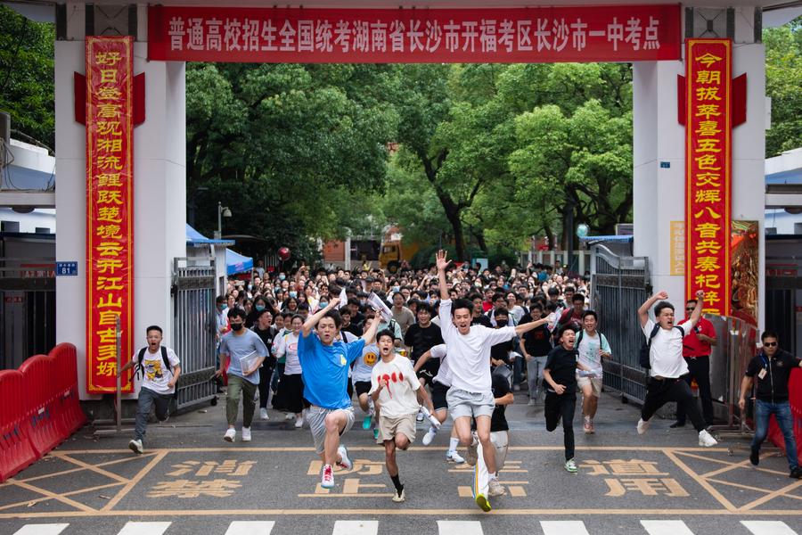ไชโย! นักเรียนจีนเบิกบาน วิ่งออกจากสนามสอบเกาเข่า