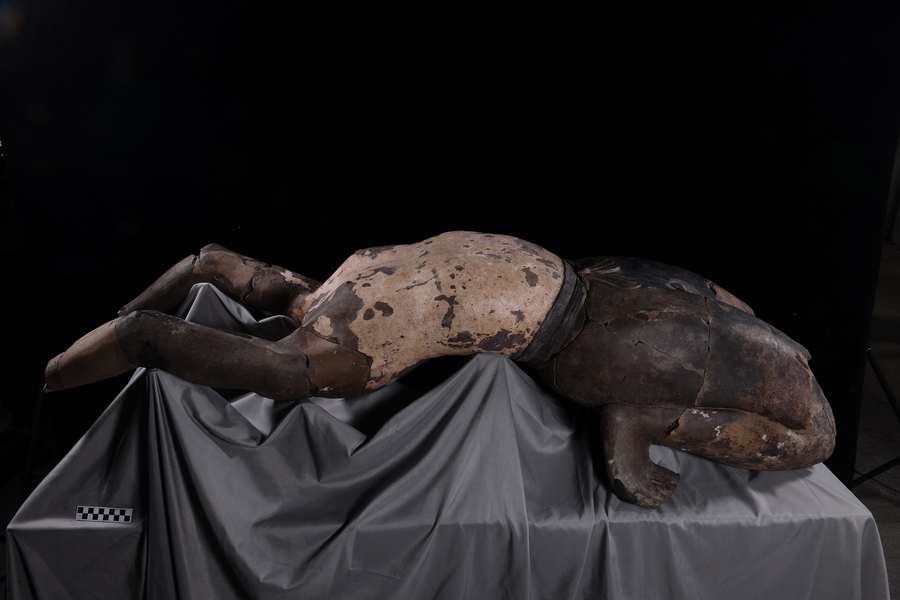 พิพิธภัณฑ์สุสานจิ๋นซีฯ เผยโฉมรูปปั้น 'นักกายกรรม' นอนหงาย