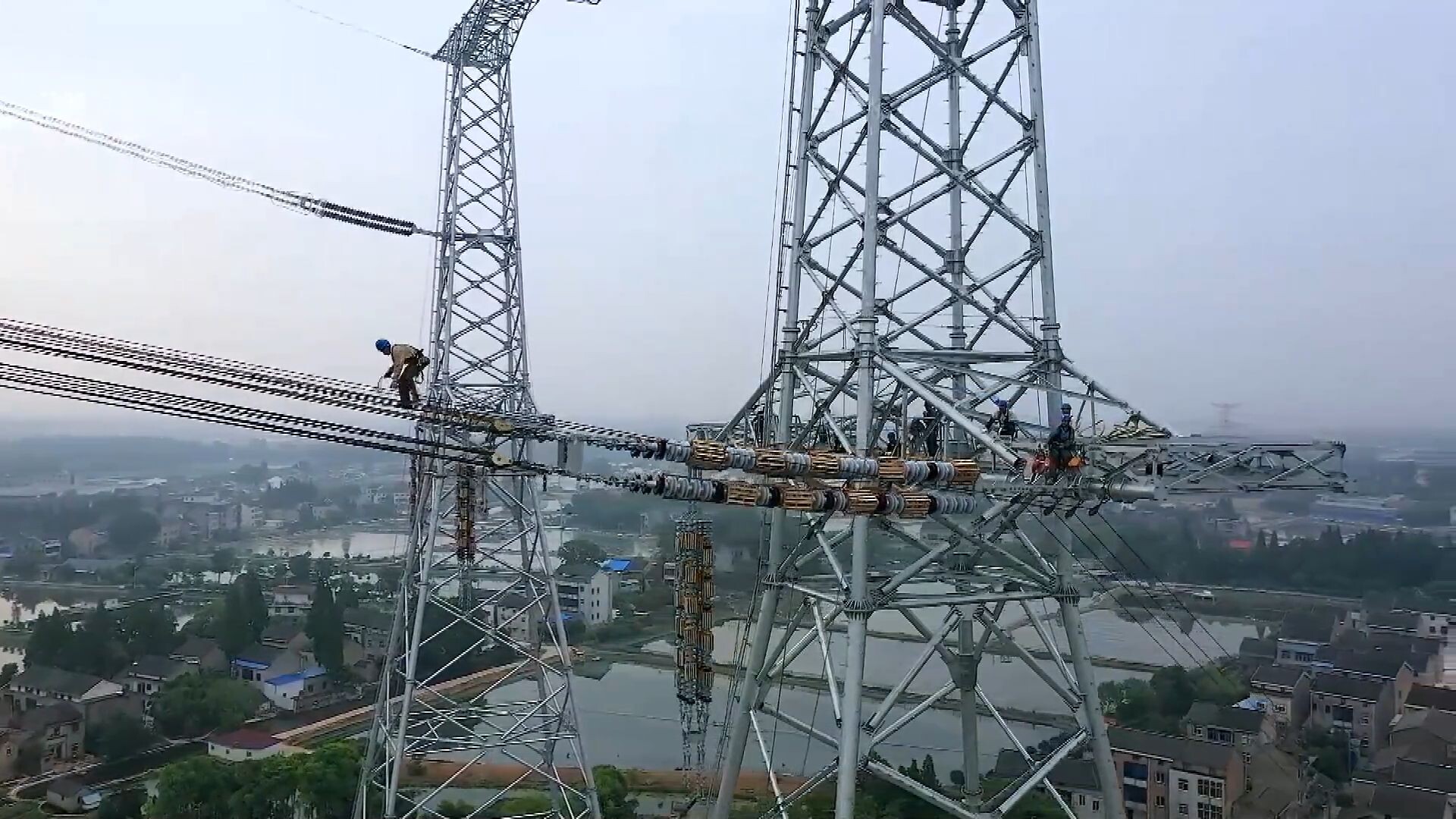 จีนเชื่อม 'เสาสายส่งไฟฟ้า' สูงสุดในโลก ข้ามแม่น้ำแยงซีสำเร็จ