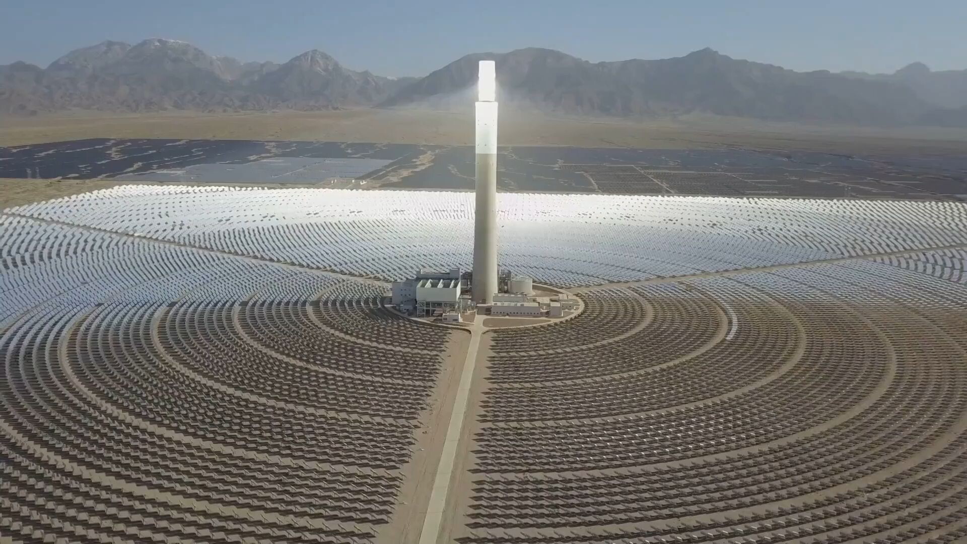 GLOBALink : จีนเดินหน้าพัฒนาพลังงาน 'แสงอาทิตย์-ลม' ใน 'แอ่งกระทะแห้งแล้ง'