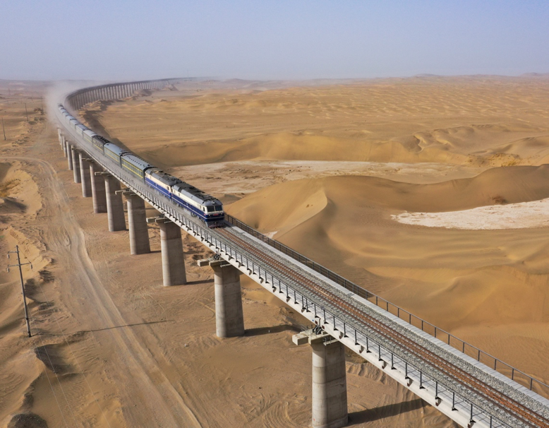 'ทางรถไฟวนรอบทะเลทราย' สายแรกของโลกในจีน พร้อมเปิดสัญจรตลอดสาย