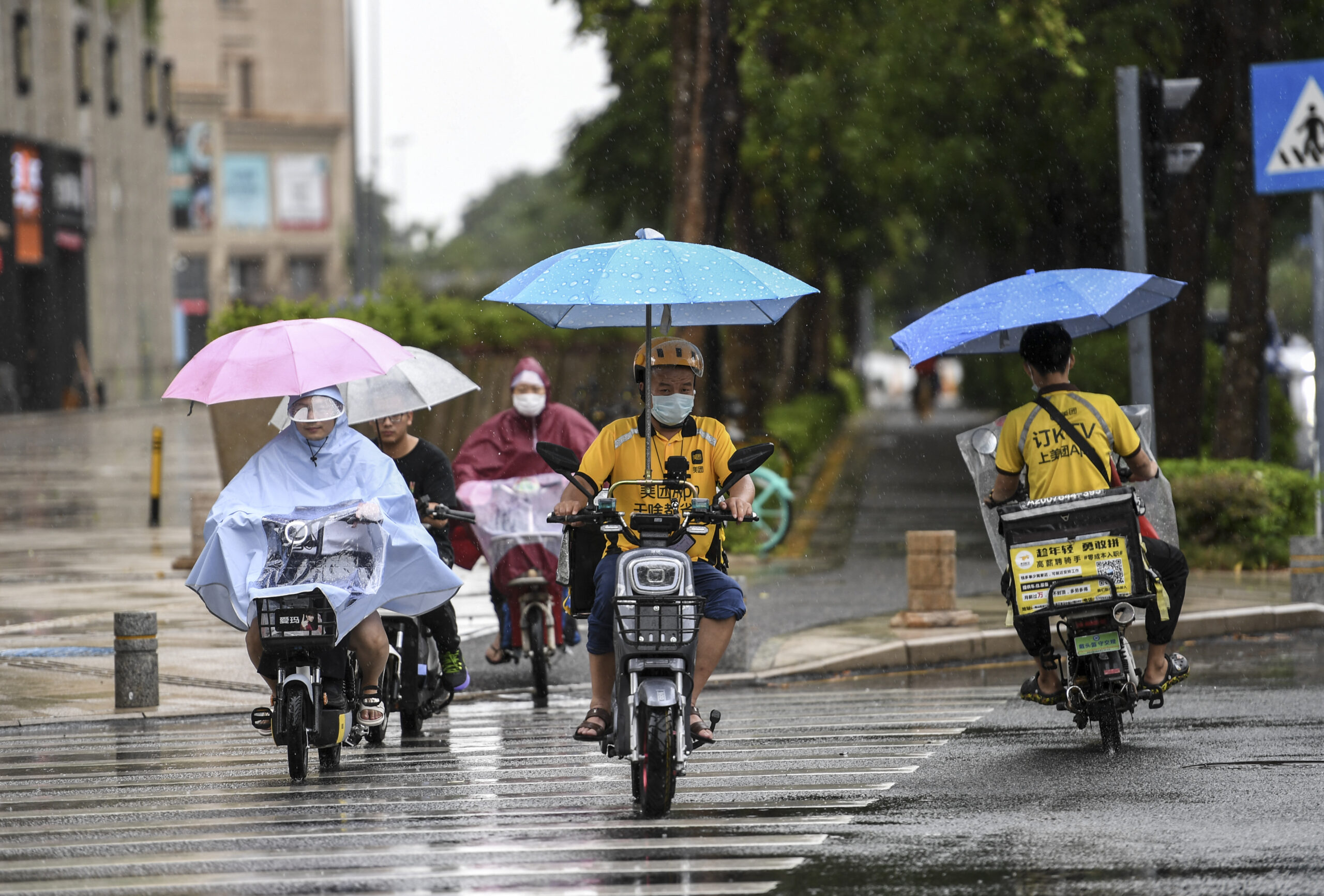 ฝนตกหนัก 'กวางตุ้ง' กระทบชาวบ้านกว่า  270,000 คนแล้ว