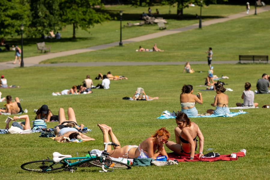 ผู้คนพักผ่อนหย่อนใจที่ 'สวนสาธารณะ' ในลอนดอน