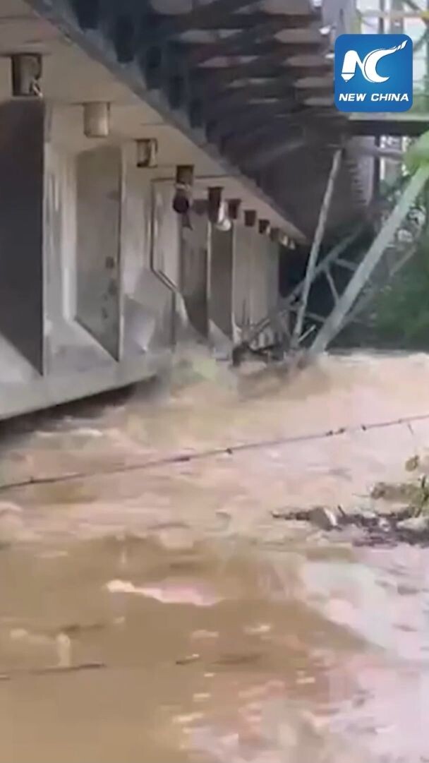 เจียงซีเดินรถไฟสินค้า 'กดสะพาน' สู้น้ำหลากรุนแรง
