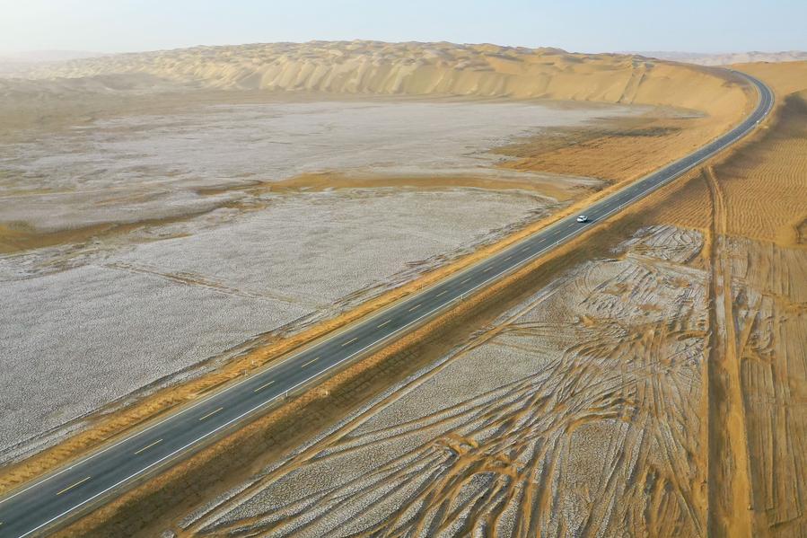 ทางหลวงสายใหม่ผ่า 'ทะเลทราย' ใหญ่สุดของจีน เปิดให้สัญจรแล้ว