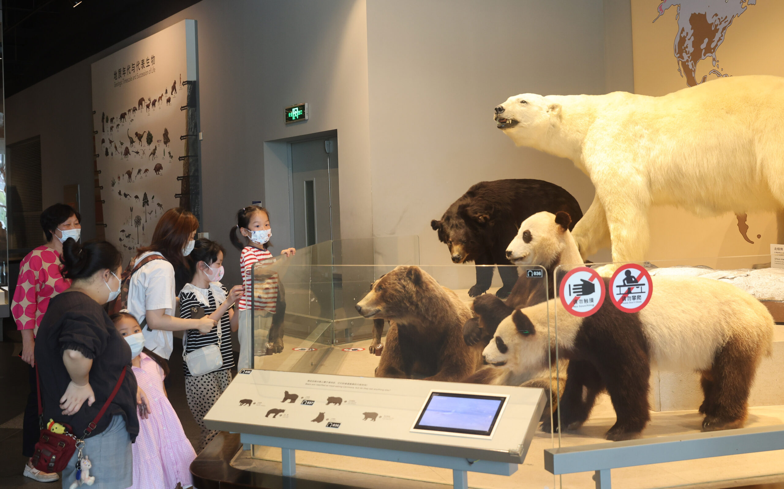 ผู้คนเยือน 'พิพิธภัณฑ์' ในเซี่ยงไฮ้ ไม่ลืมคุมโควิด-19