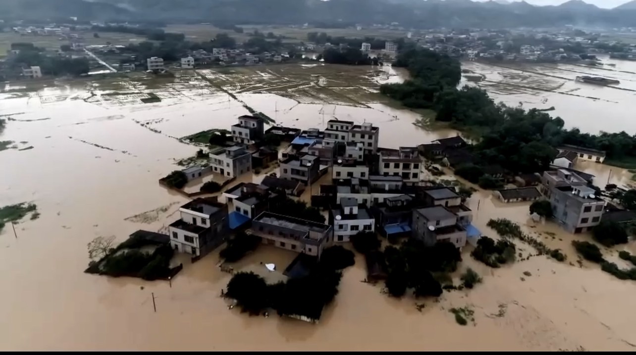 กู้ภัยจีนลุยช่วยชาวบ้านติดค้างน้ำท่วมนับร้อยในกว่างซี