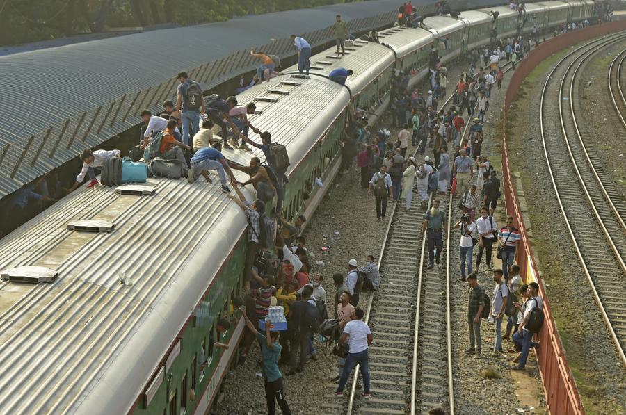 'ชาวบังกลาเทศ' แห่ขึ้นรถไฟกลับบ้านฉลอง 'อีดิลอัฎฮา'