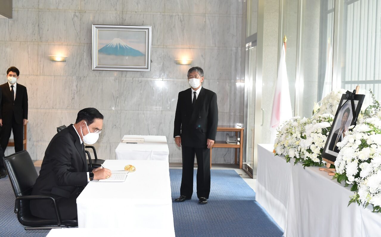 นายกฯเดินทางไปสถานทูตญี่ปุ่น ลงนาม-มอบดอกไม้เอกอัครราชทูตฯ แสดงความเสียใจ