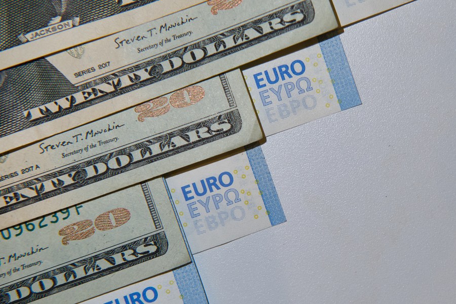 'เงินยูโร' ร่วงต่ำเท่า 'ดอลลาร์สหรัฐ' ครั้งแรกในรอบ 20 ปี
