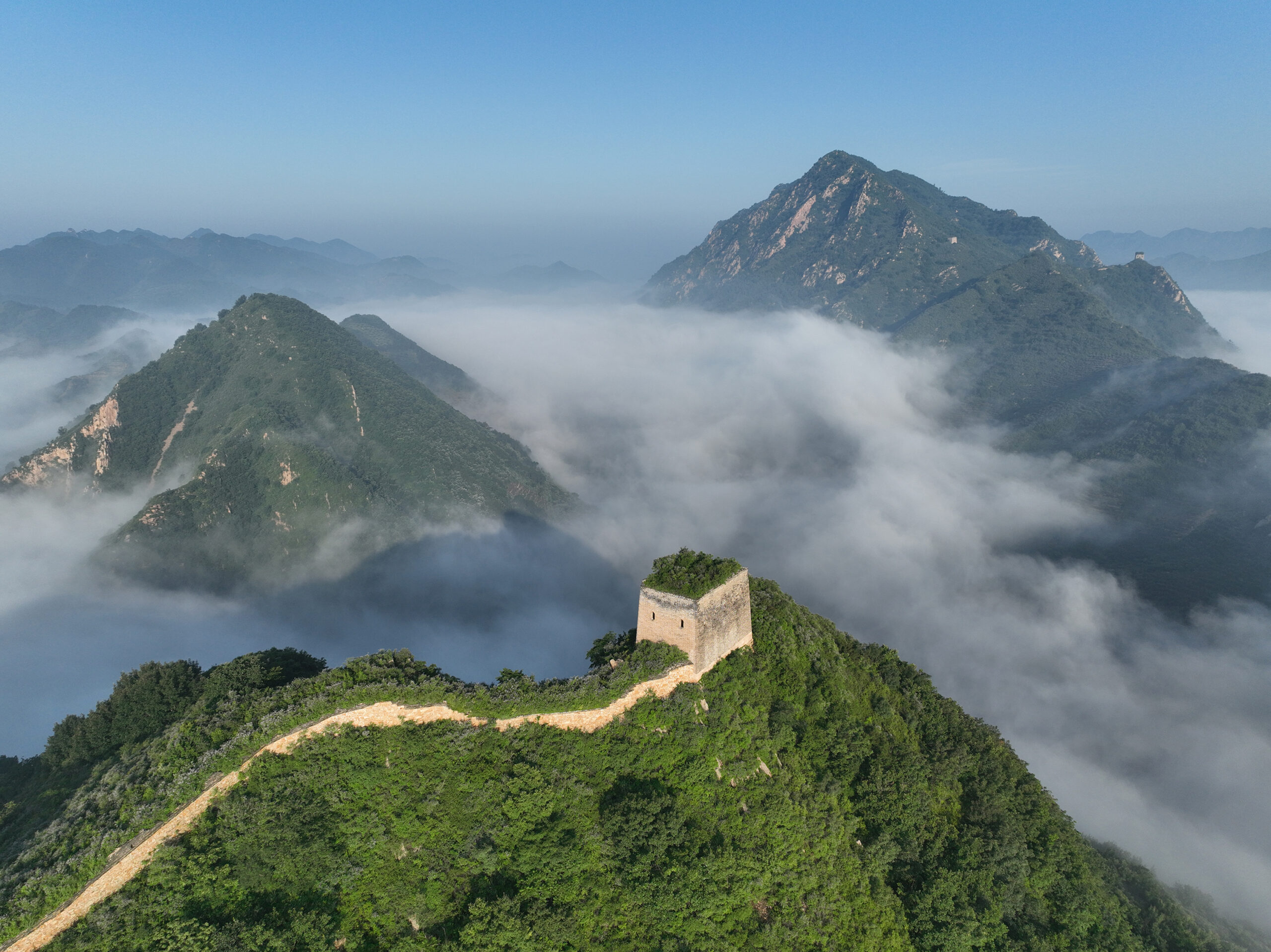 เมฆหมอกขาวห่มคลุม 'กำแพงเมืองจีน' ในเหอเป่ย