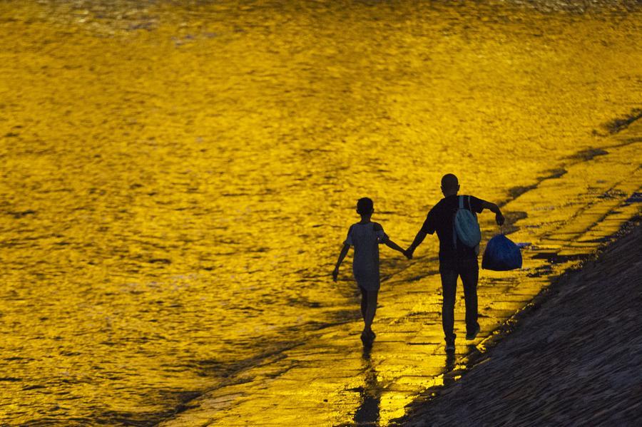 ผู้คนตบเท้าเที่ยว 'แม่น้ำซงฮวา' ยามเย็นย่ำในฮาร์บิน