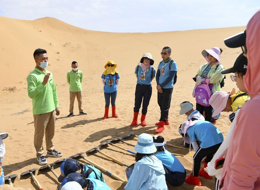 GLOBALink : นักเรียนจีนเรียนรู้ 'ควบคุมทราย' ช่วงปิดเทอมฤดูร้อน