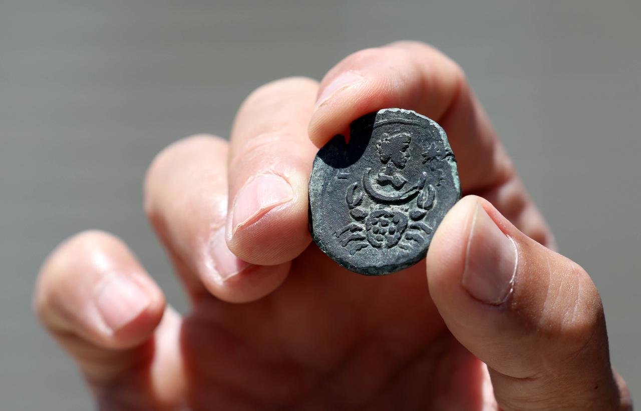 เก่า 1,850 ปี! อิสราเอลพบ 'เหรียญโรมัน' รูปเทพีดวงจันทร์ ซุกก้นทะเล