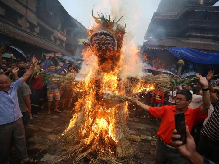 Asia Album : ชาวเนปาลเล่นรอบกองไฟ ฉลองเทศกาล 'กันตกรรณะ'