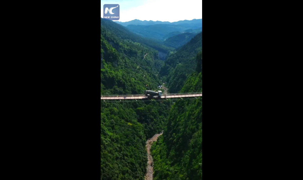 ดังทั่วจีน! 'สะพานชั่วคราว' เหนือหุบเขาสูง 300 เมตร ในฉงชิ่ง