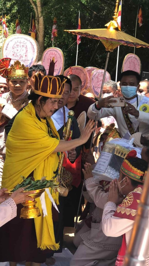 ลูกศิษย์ จัดริ้วขบวนรับเนืองแน่น 'ครูบาบุญชุ่ม' ออกจากถ้ำแล้ว
