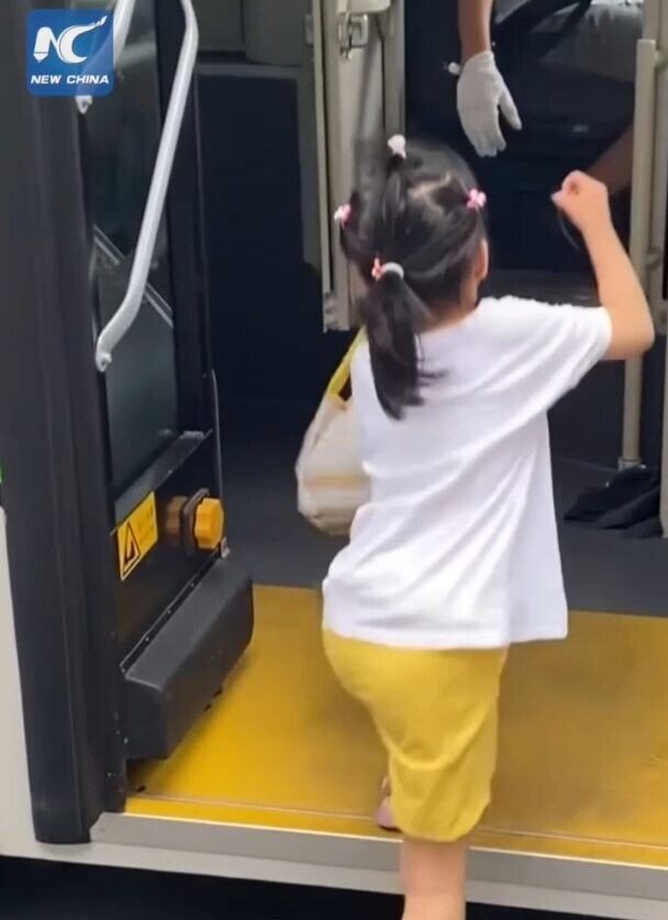 เอ็นดู! เด็กจีนยืนรอรถเมล์ ส่ง 'ข้าวกล่อง' เซอร์ไพรส์ 'คนขับ'