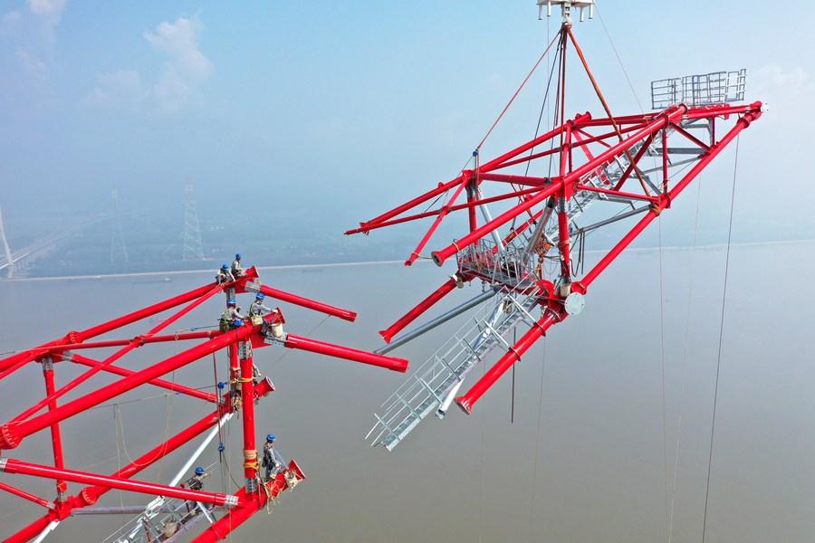 สูง 345 เมตร! จีนสร้างโครงหลัก 'เสาสายส่งไฟฟ้า' ริมแยงซี เสร็จสมบูรณ์
