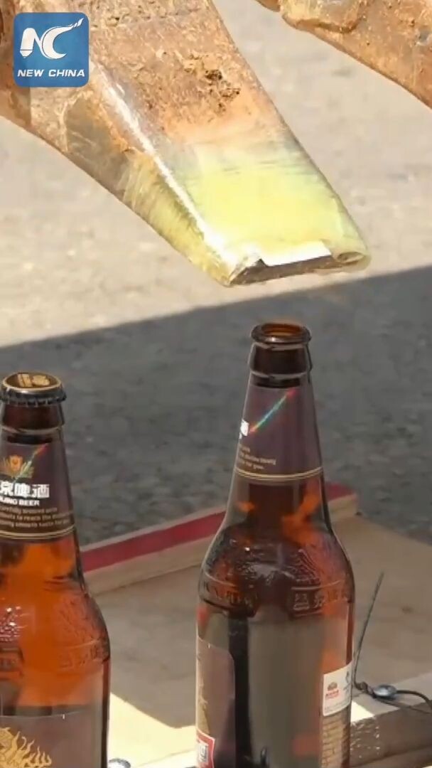 สกิลขั้นเทพ! นักดับเพลิงจีนโชว์บังคับ 'รถขุด' เปิดฝาขวดเบียร์