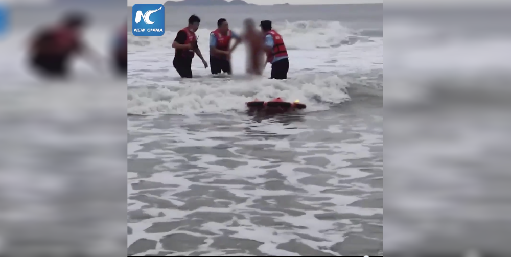 เฉียดตาย! ตำรวจจีนส่ง 'เรือชูชีพไร้คนขับ' ช่วยชีวิตเด็กจมน้ำ