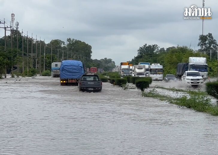 ขอนแก่นฝนตกหนักตลอดทั้งคืน น้ำไหลท่วมถนนมิตรภาพ บริเวณอำเภอบ้านไผ่ ทำรถเสียหลายคัน