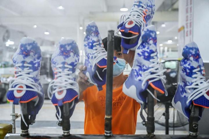 นักวิจัยจีนพัฒนา 'รองเท้า' ย่อยสลายได้ทางชีวภาพ