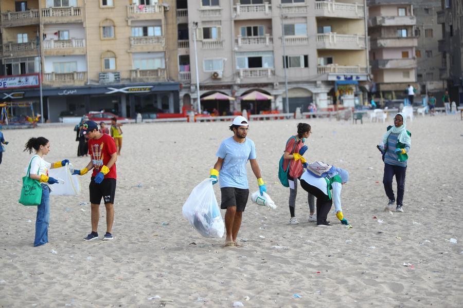 หนุ่มสาวอียิปต์ร่วมใจ 'เก็บขยะ' บนชายหาด