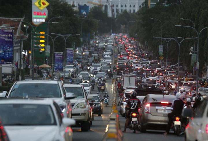 รัฐมนตรีฯ กัมพูชา กระตุ้นประชาชนใช้ 'รถยนต์ไฟฟ้า'