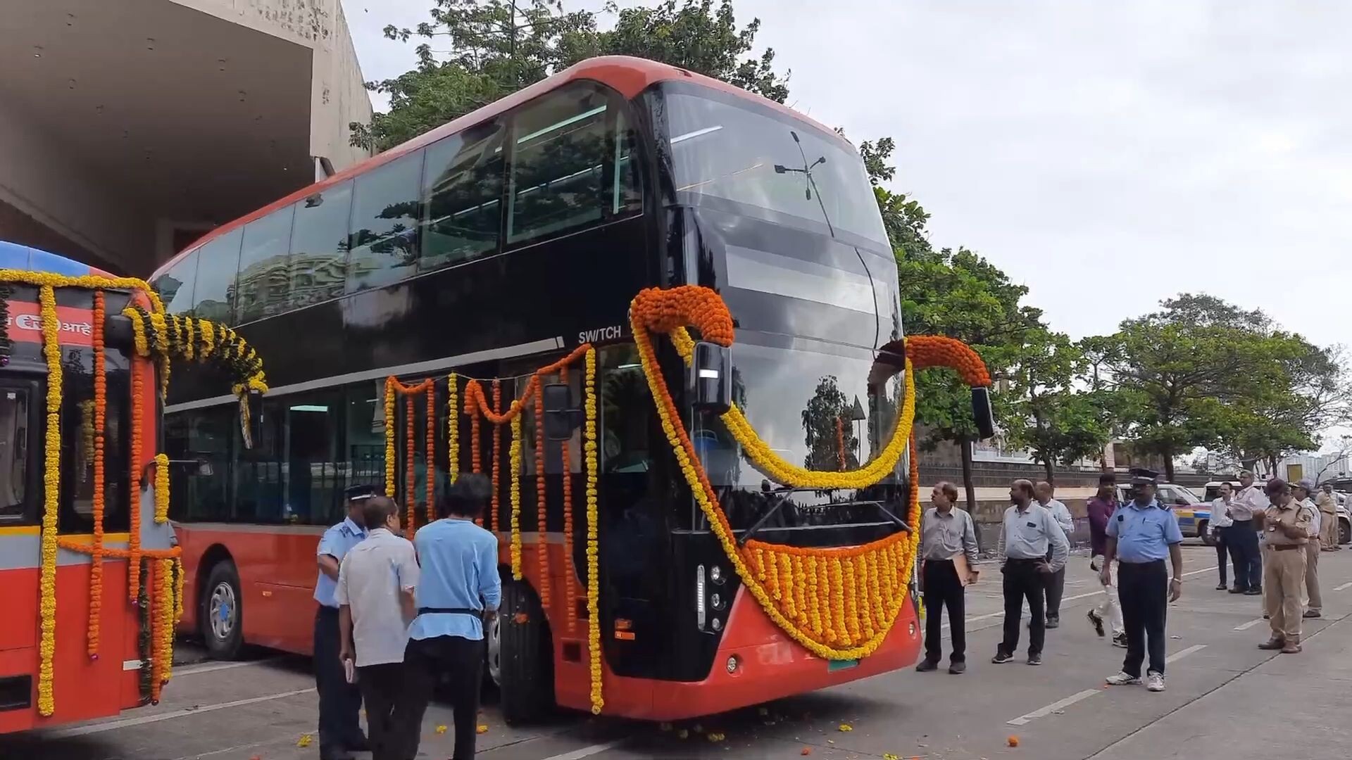 อินเดียเปิดตัว 'รถบัสไฟฟ้า 2 ชั้น' คันแรก ปูทางใช้ยานยนต์ไฟฟ้า 100%