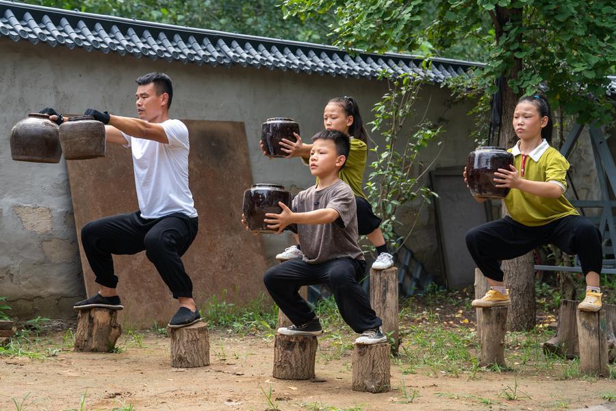 ชายจีนถ่ายทอด 'ศิลปะการต่อสู้' สู่เด็กรุ่นใหม่ในเจียงซู