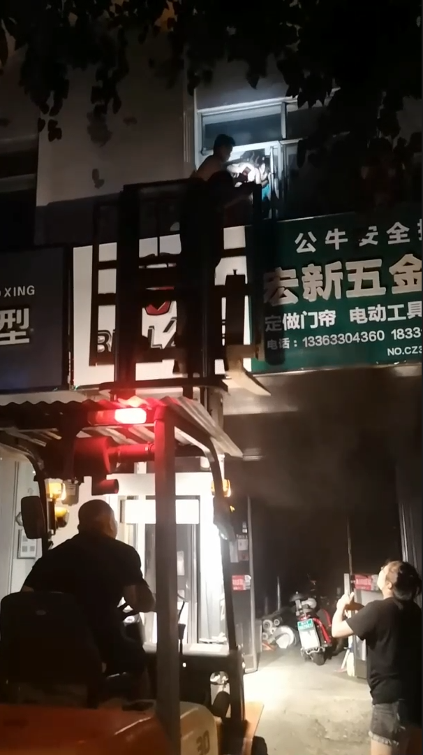 นาทีเดียว! ชายจีนซิ่งรถยกโฟล์กลิฟต์ ช่วยชีวิตเพื่อนบ้านพ้นไฟไหม้