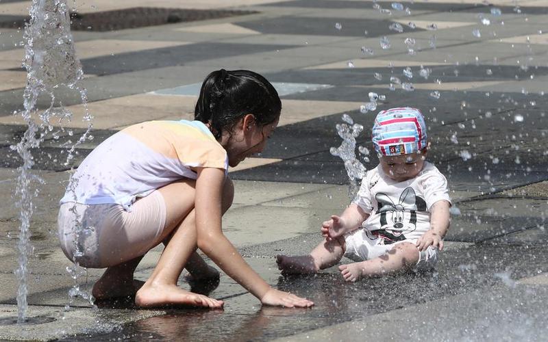 เด็กน้อยยิ้มร่า 'เล่นน้ำพุ' คลายร้อนในอิสราเอล