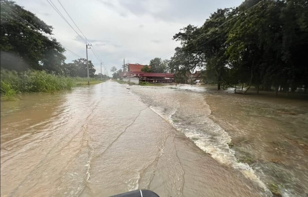 บางบาลแจ้งเตือนด่วน ประชาชนริมฝั่งคลอง น้ำทะลักเข้าพื้นที่แล้ว