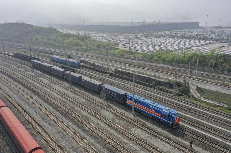 จีนเผย 'รถไฟทางบก-ทะเล' วิ่งผ่าน 'ระเบียงการค้า' ครบ 20,000 เที่ยว