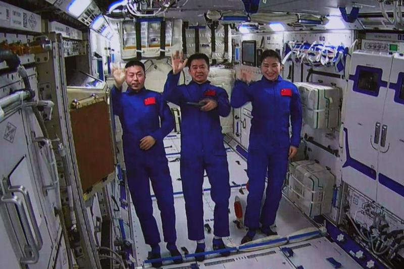 ทีมนักบินอวกาศจีน 'เสินโจว-14' เตรียมทำ 'กิจกรรมนอกยาน' ครั้งแรก