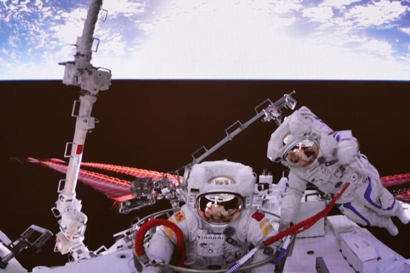 ทีมนักบินอวกาศเสินโจว-14 ทำ 'กิจกรรมนอกยาน' ครั้งแรกเสร็จสิ้น