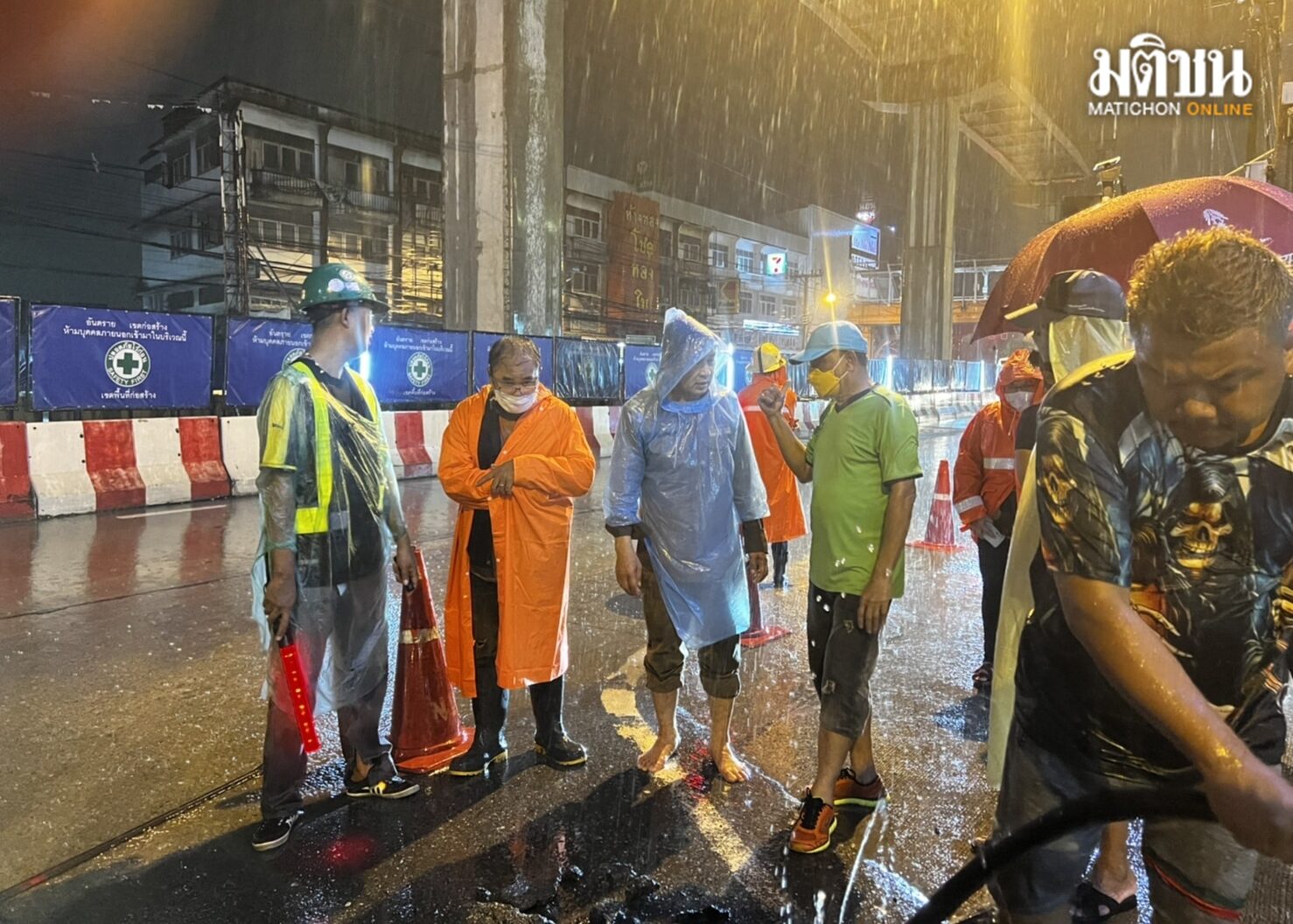 ผู้ว่าฯ นนทบุรี ลงพื้นที่แก้ปัญหาน้ำกลางดึกหลังฝนกระหน่ำทำน้ำท่วมหลายพื้นที่