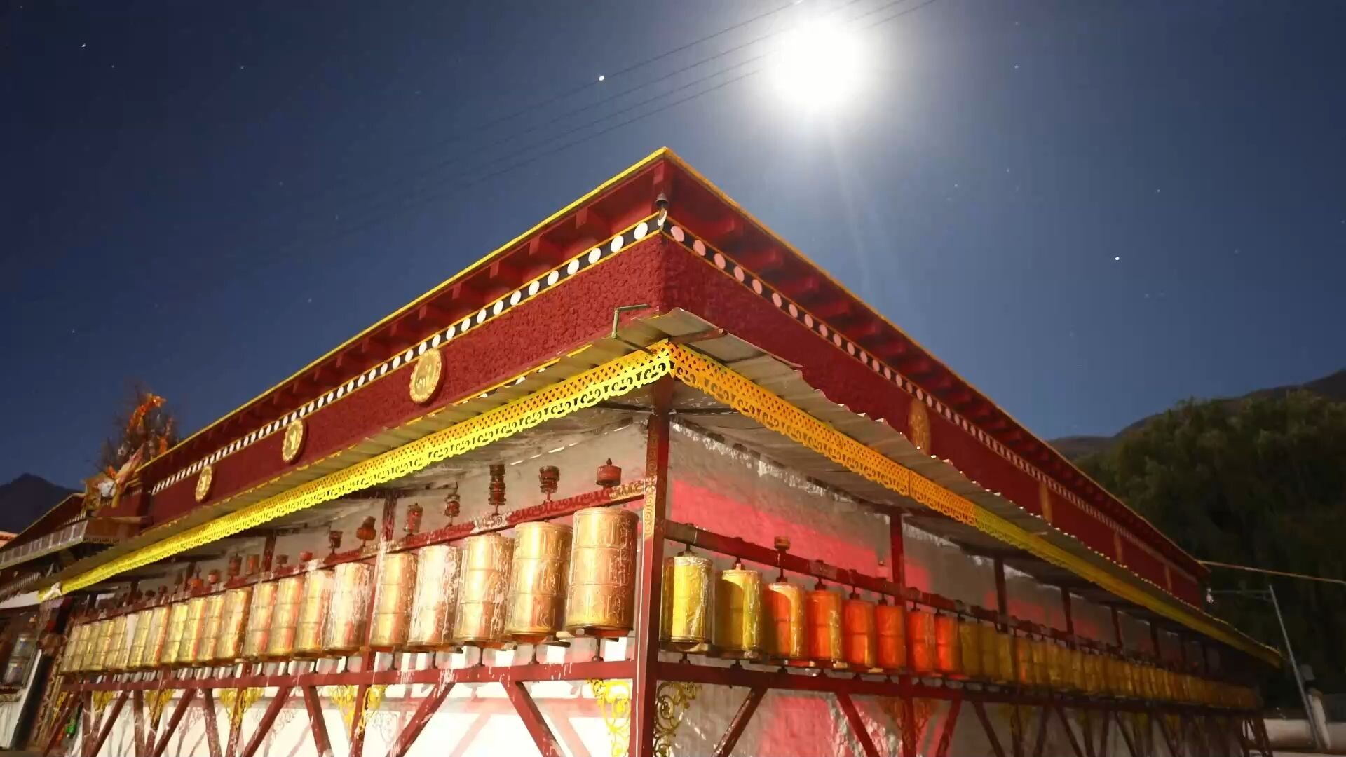 'พระจันทร์เต็มดวง' ส่องสว่างบนฟากฟ้าทิเบต