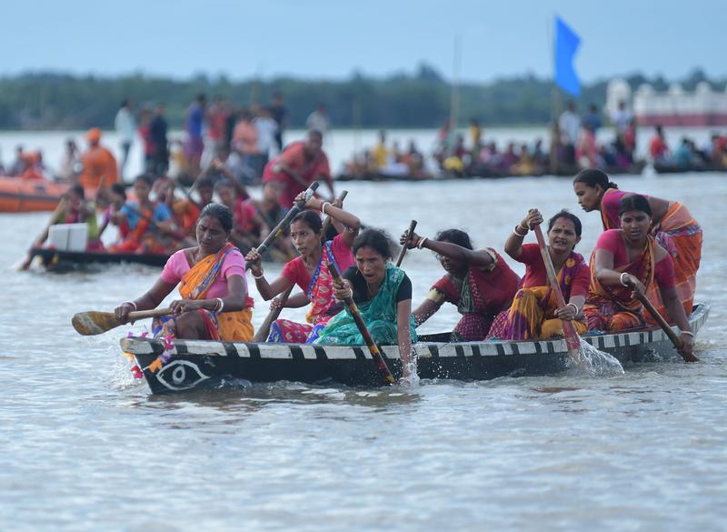 ชาวอินเดียโชว์ลีลาฝีพายใน 'เทศกาลแข่งเรือ'