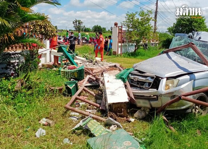 ชายวัย 47 ขับรถกลับบ้าน เสียหลักพุ่งชนกำแพงบ้านคนอื่น ศาลพระภูมิพังยับ คนขับเสียชีวิต