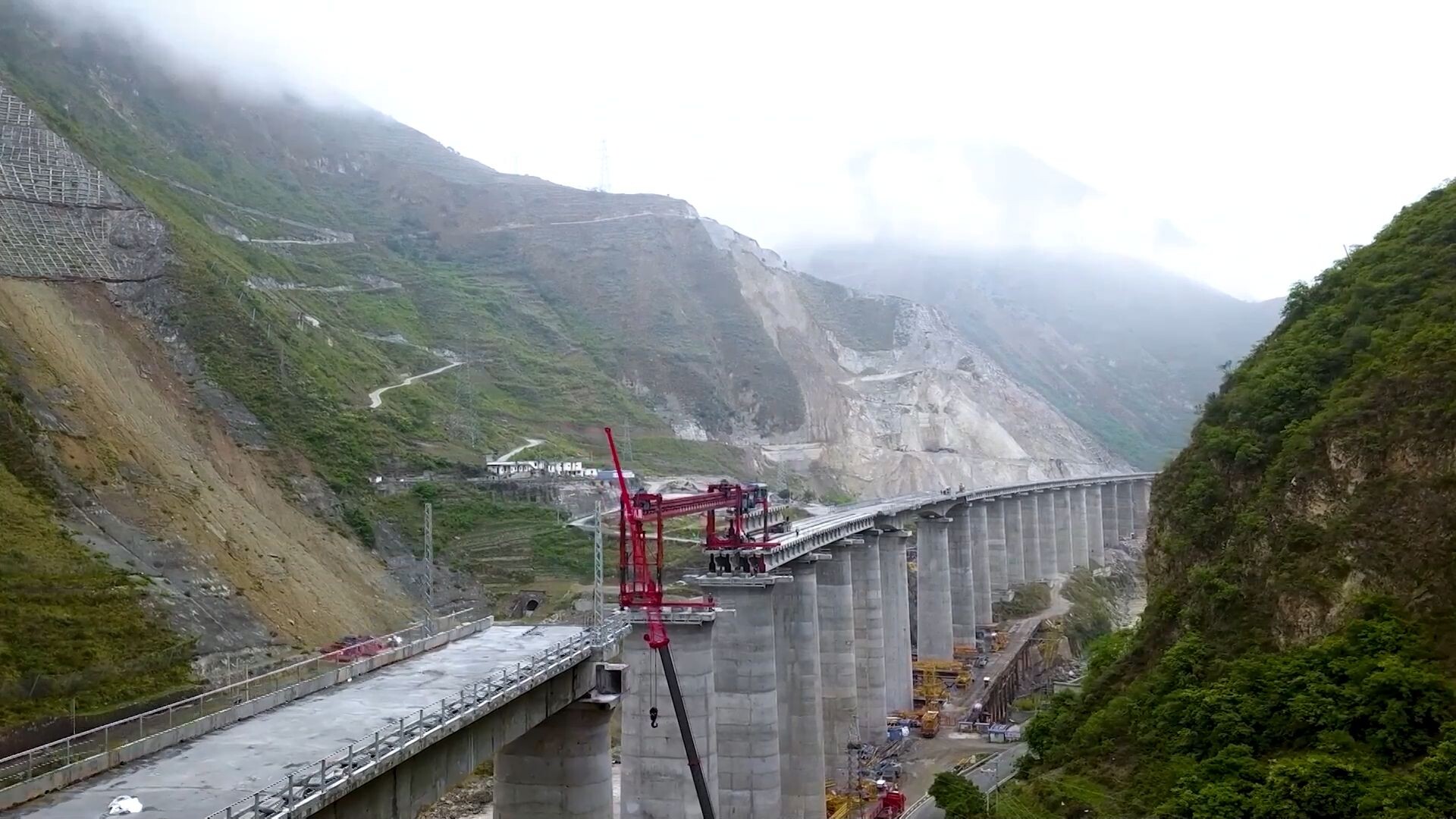'ทางรถไฟเฉิงตู-คุนหมิง' สายใหม่ ติดตั้งคานสะพานเสร็จสมบูรณ์แล้ว
